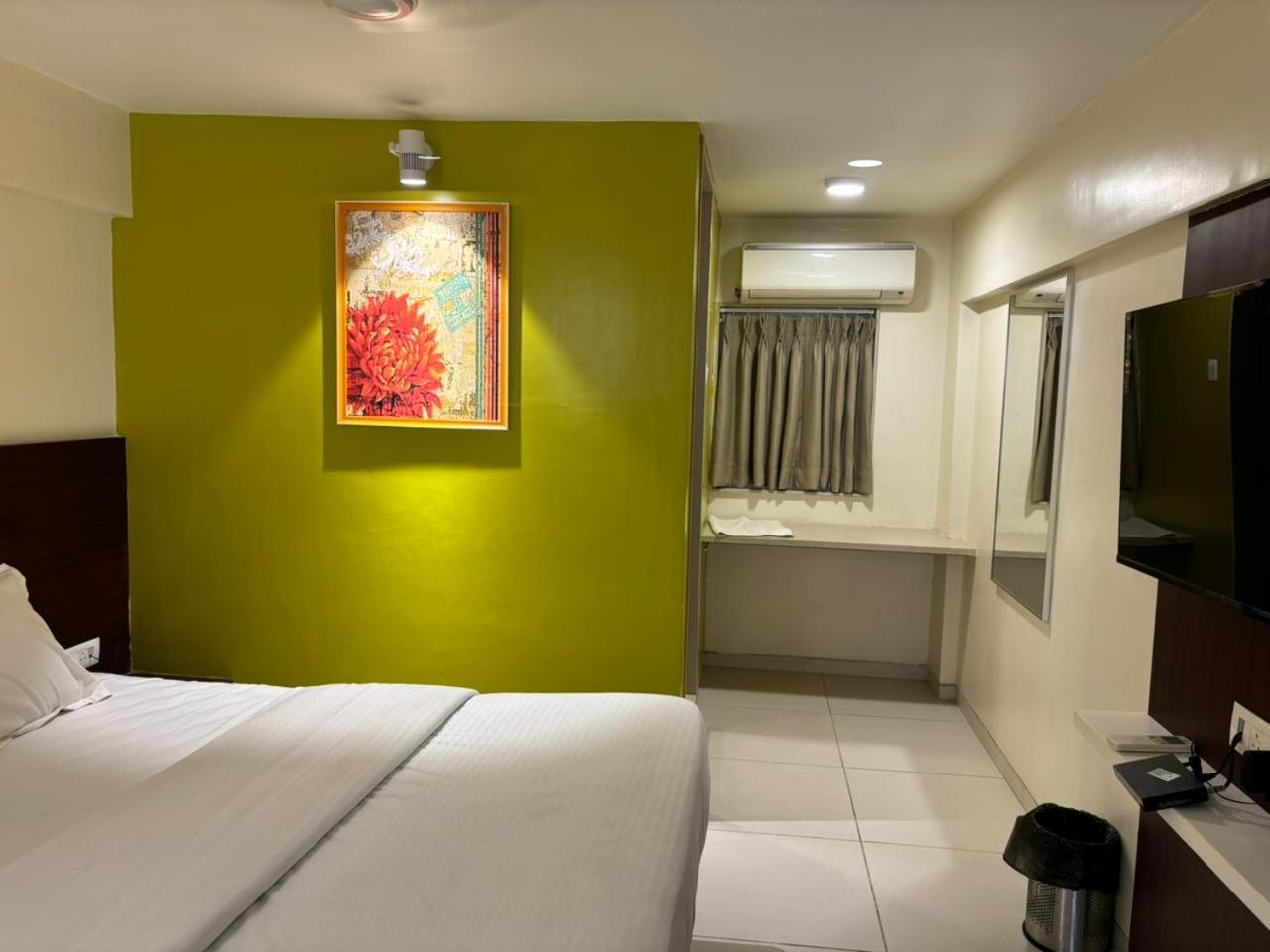 Hotel Haldi Nashik Exteriör bild