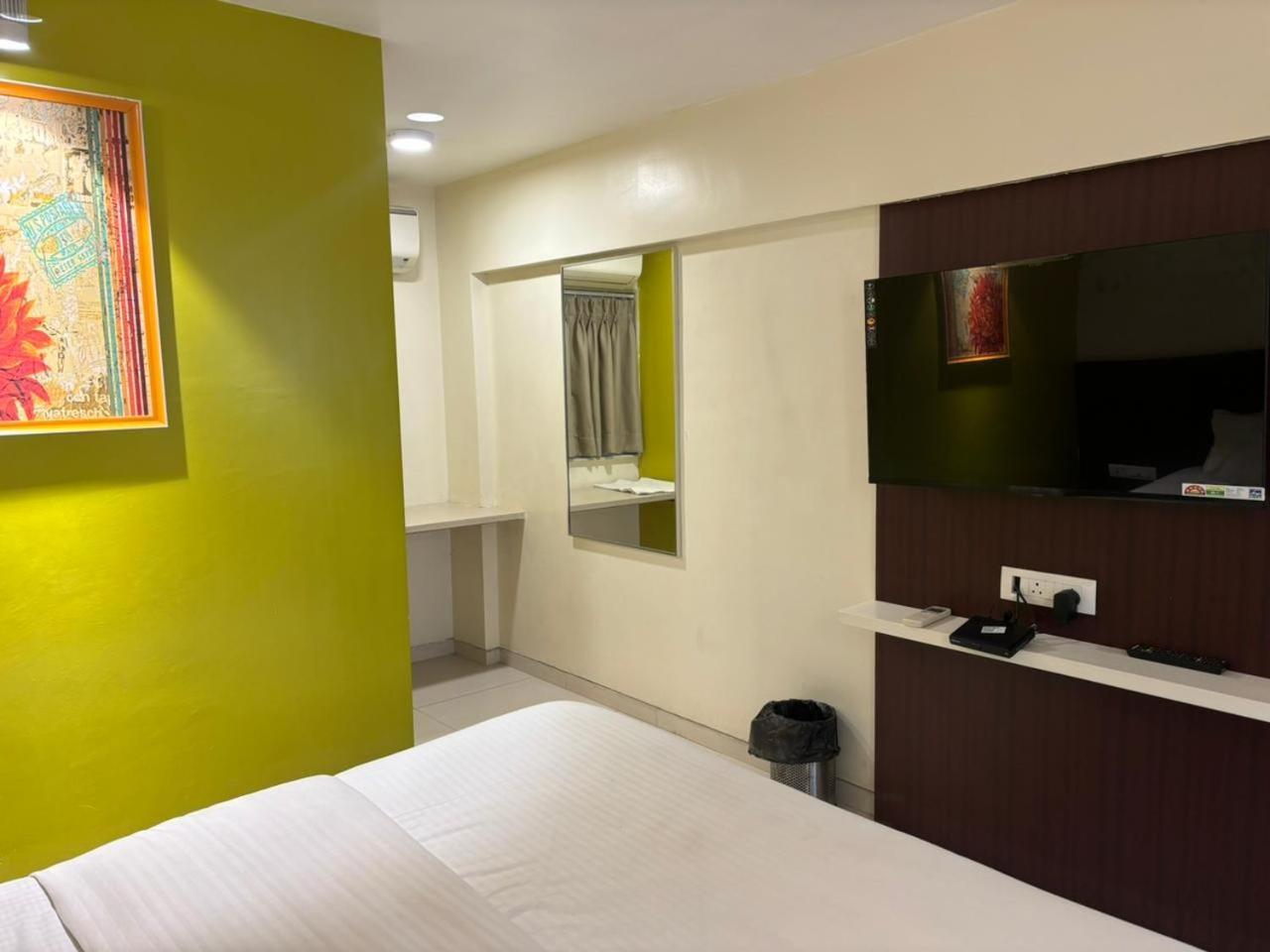 Hotel Haldi Nashik Exteriör bild