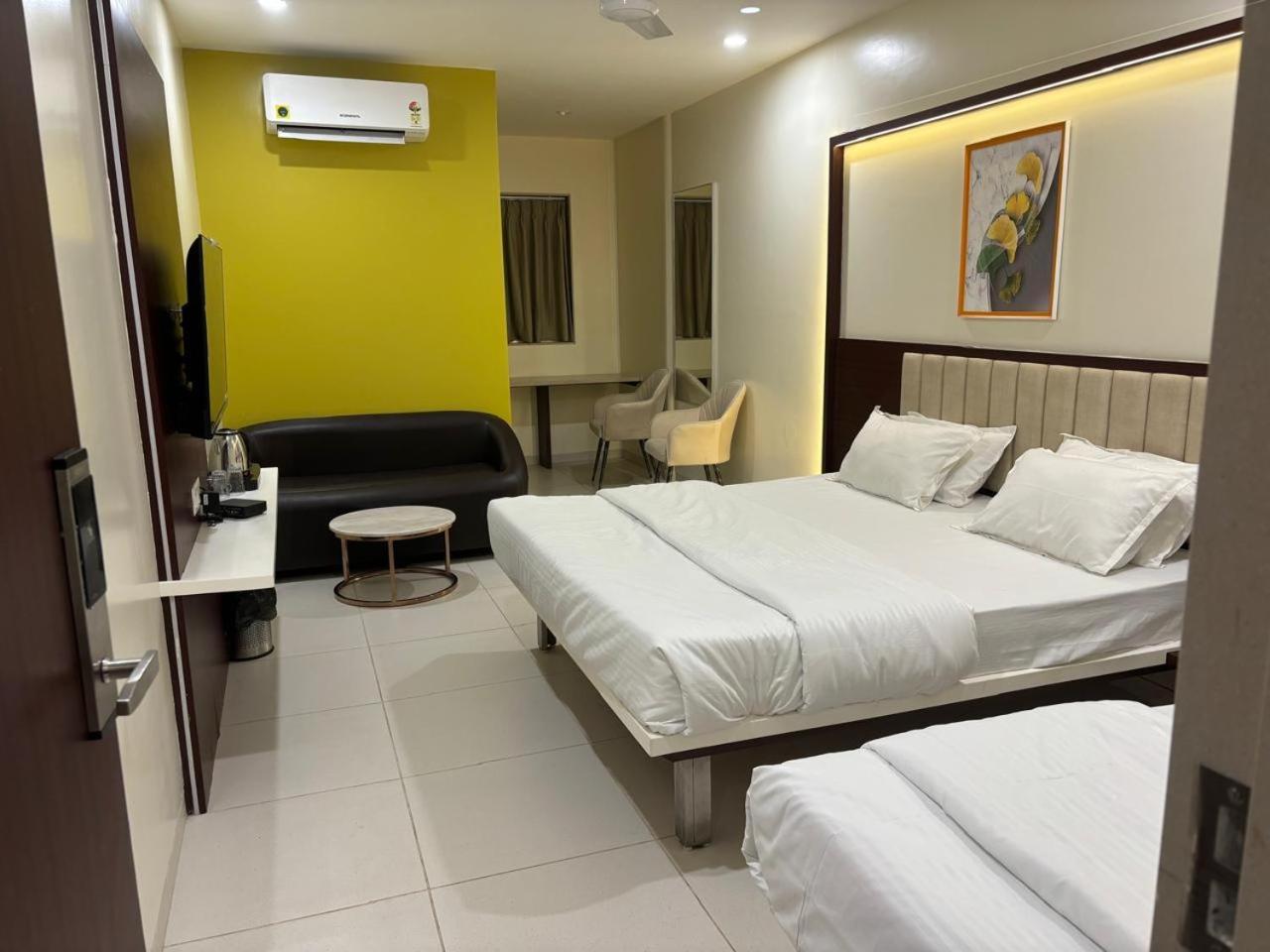 Hotel Haldi Nashik Exteriör bild