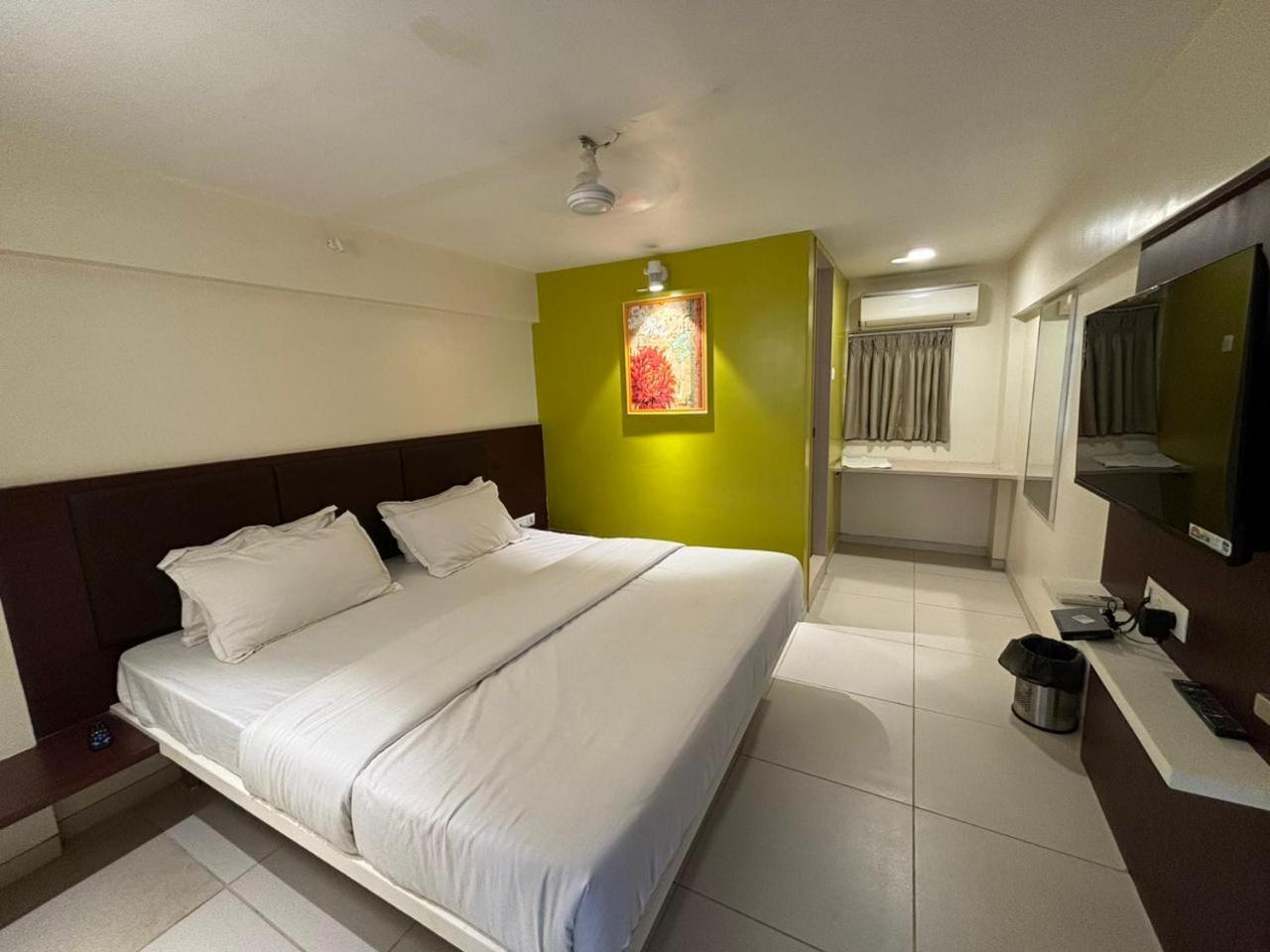Hotel Haldi Nashik Exteriör bild