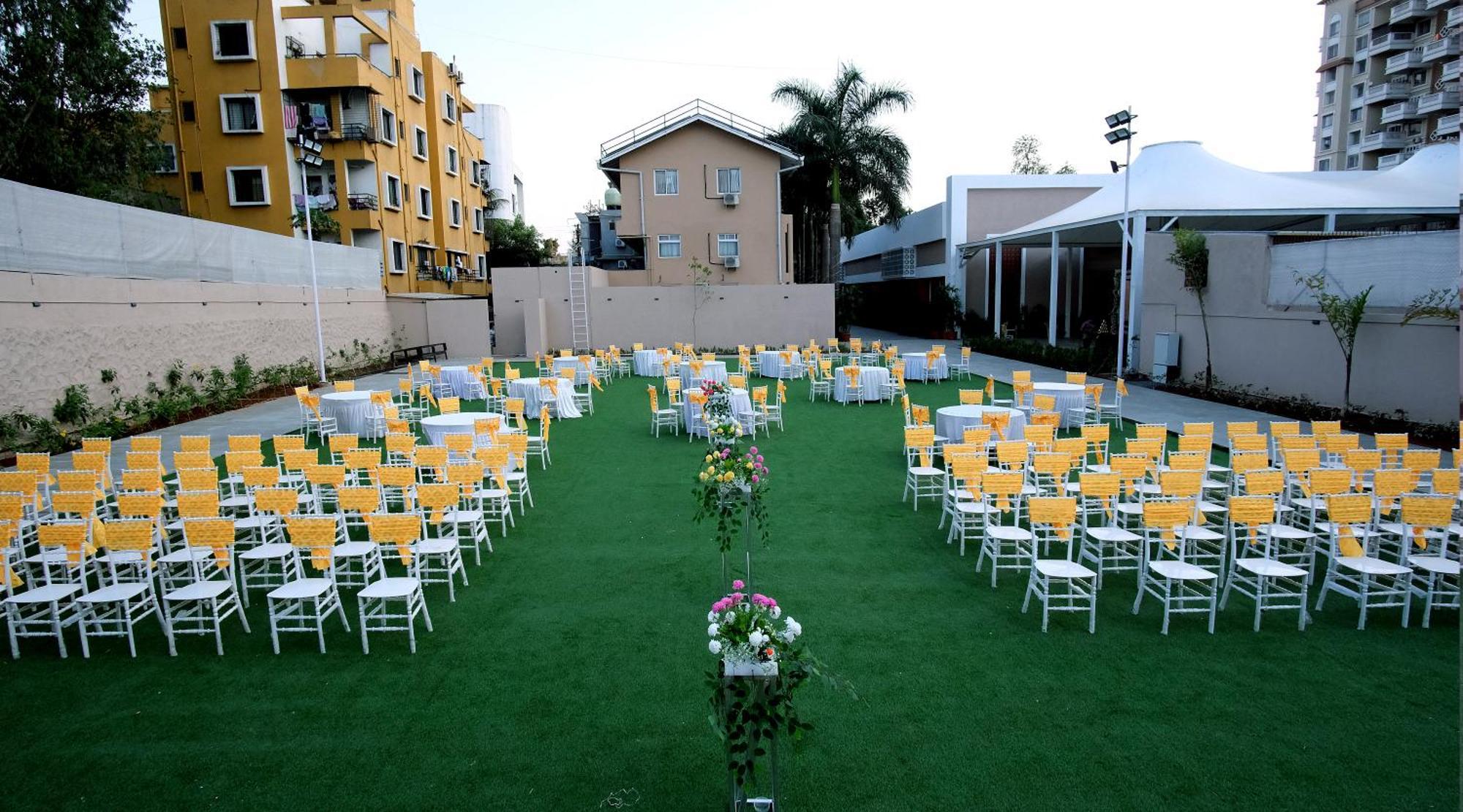 Hotel Haldi Nashik Exteriör bild