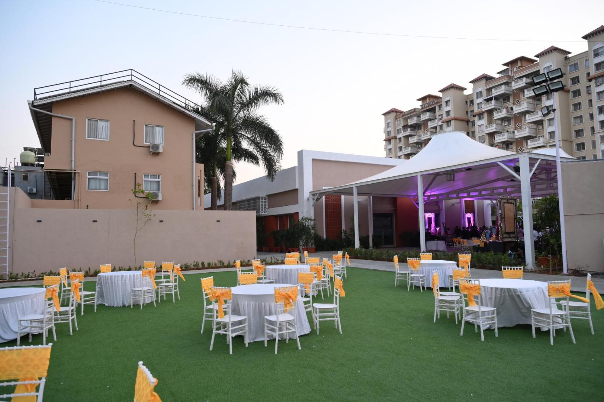 Hotel Haldi Nashik Exteriör bild