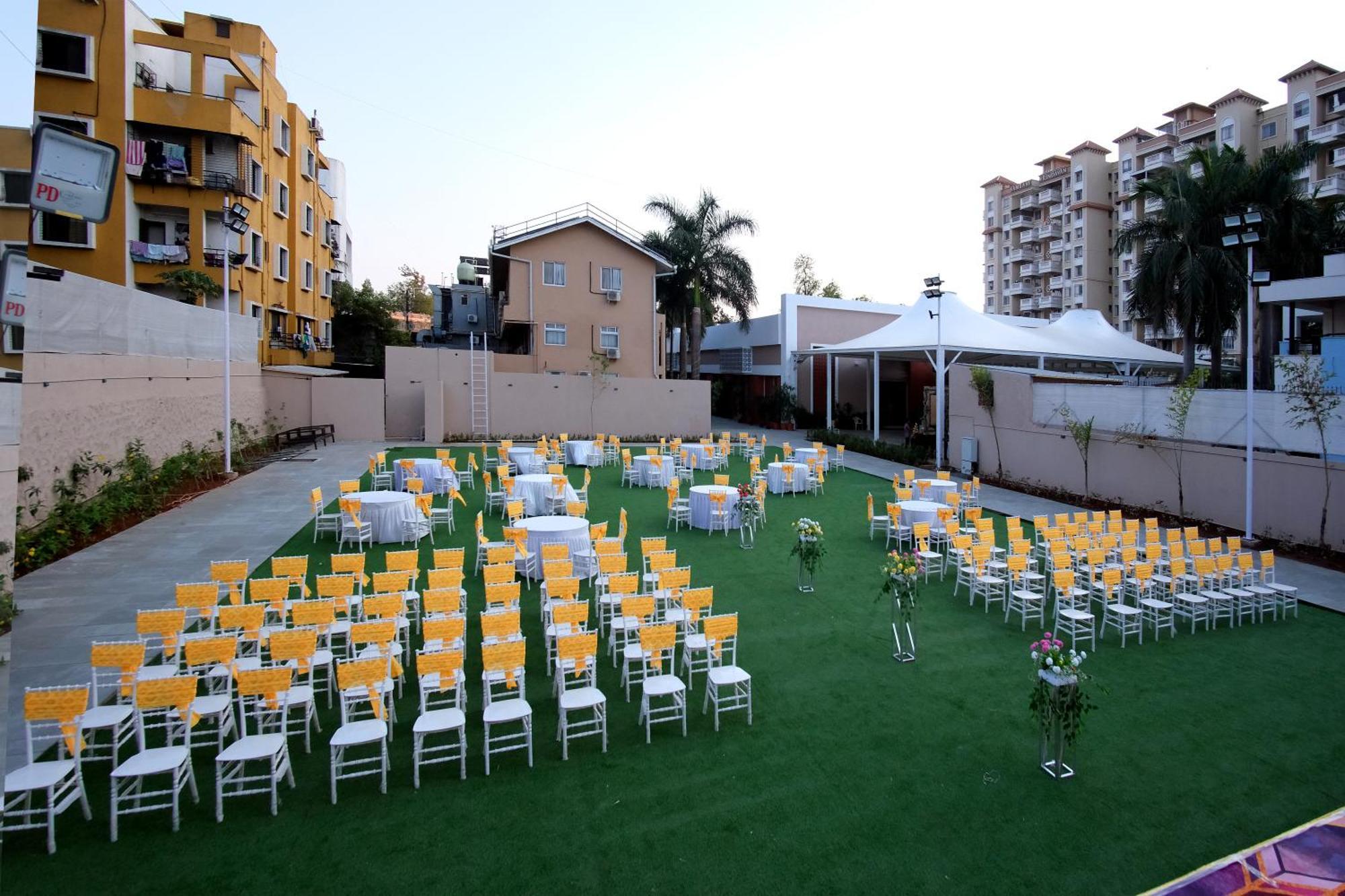 Hotel Haldi Nashik Exteriör bild