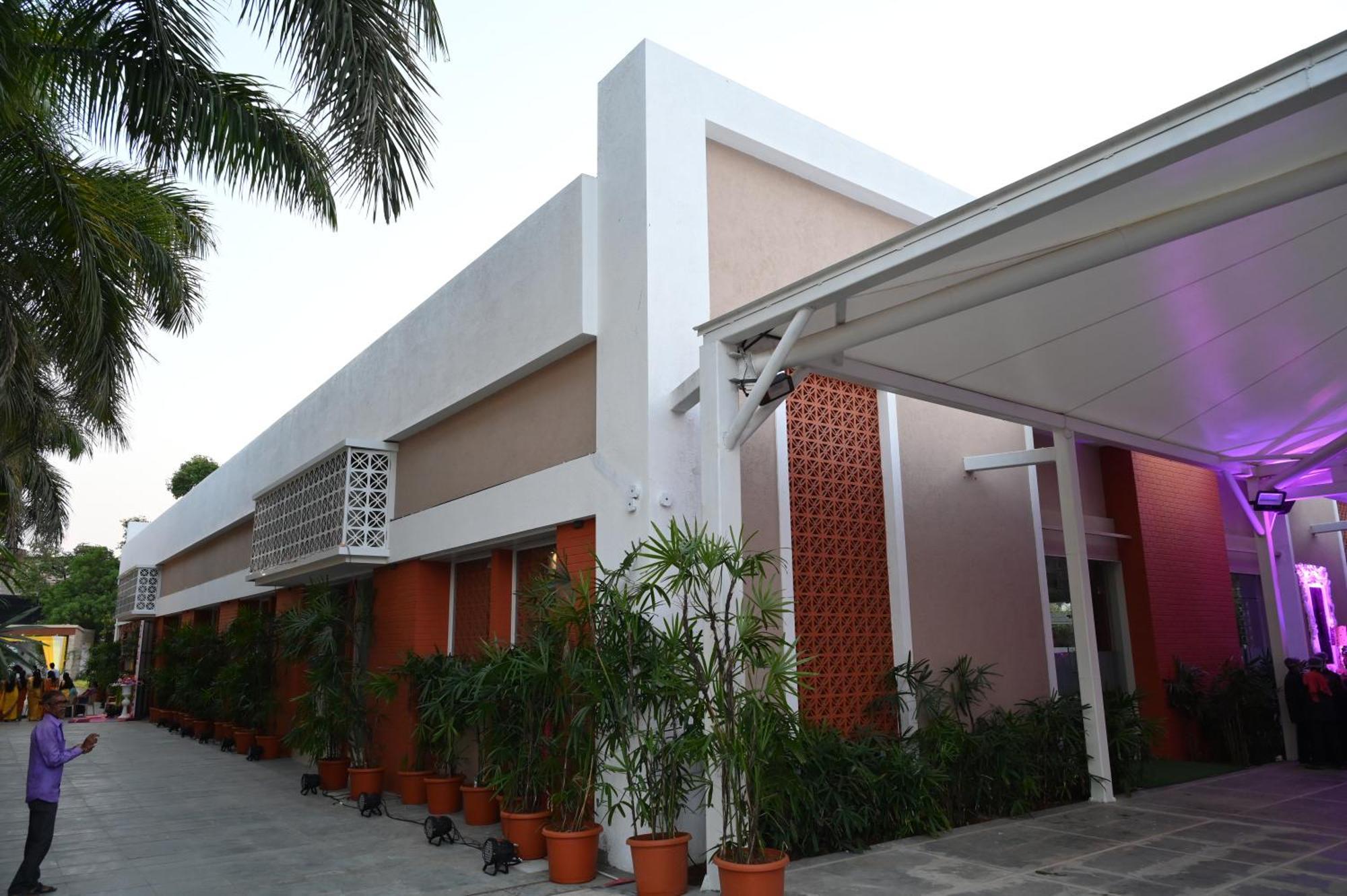 Hotel Haldi Nashik Exteriör bild