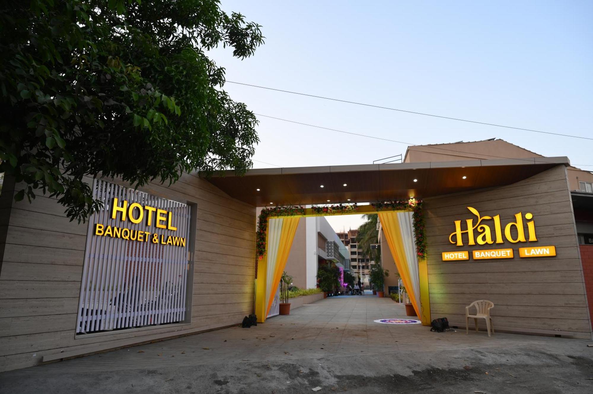 Hotel Haldi Nashik Exteriör bild