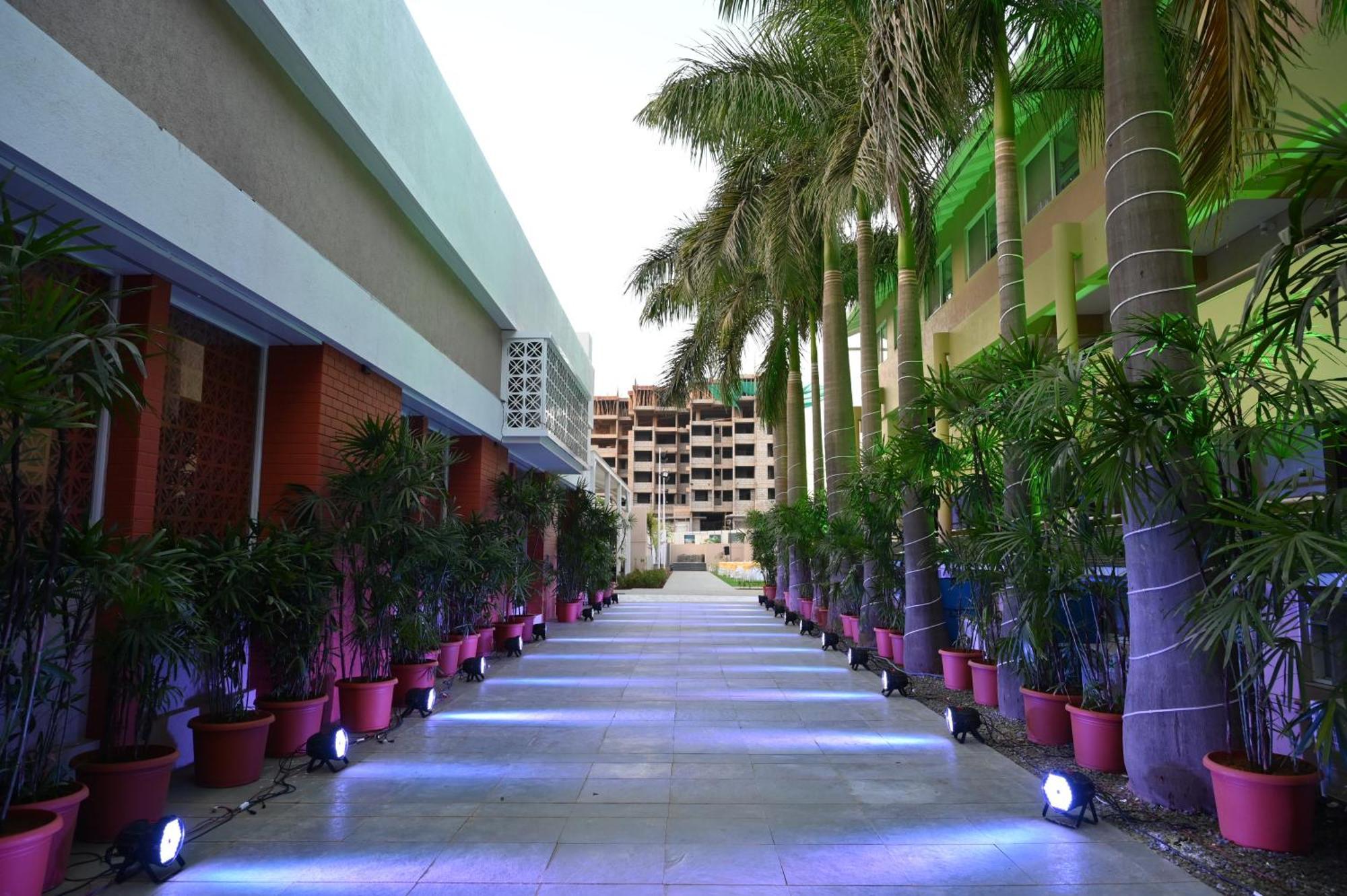 Hotel Haldi Nashik Exteriör bild