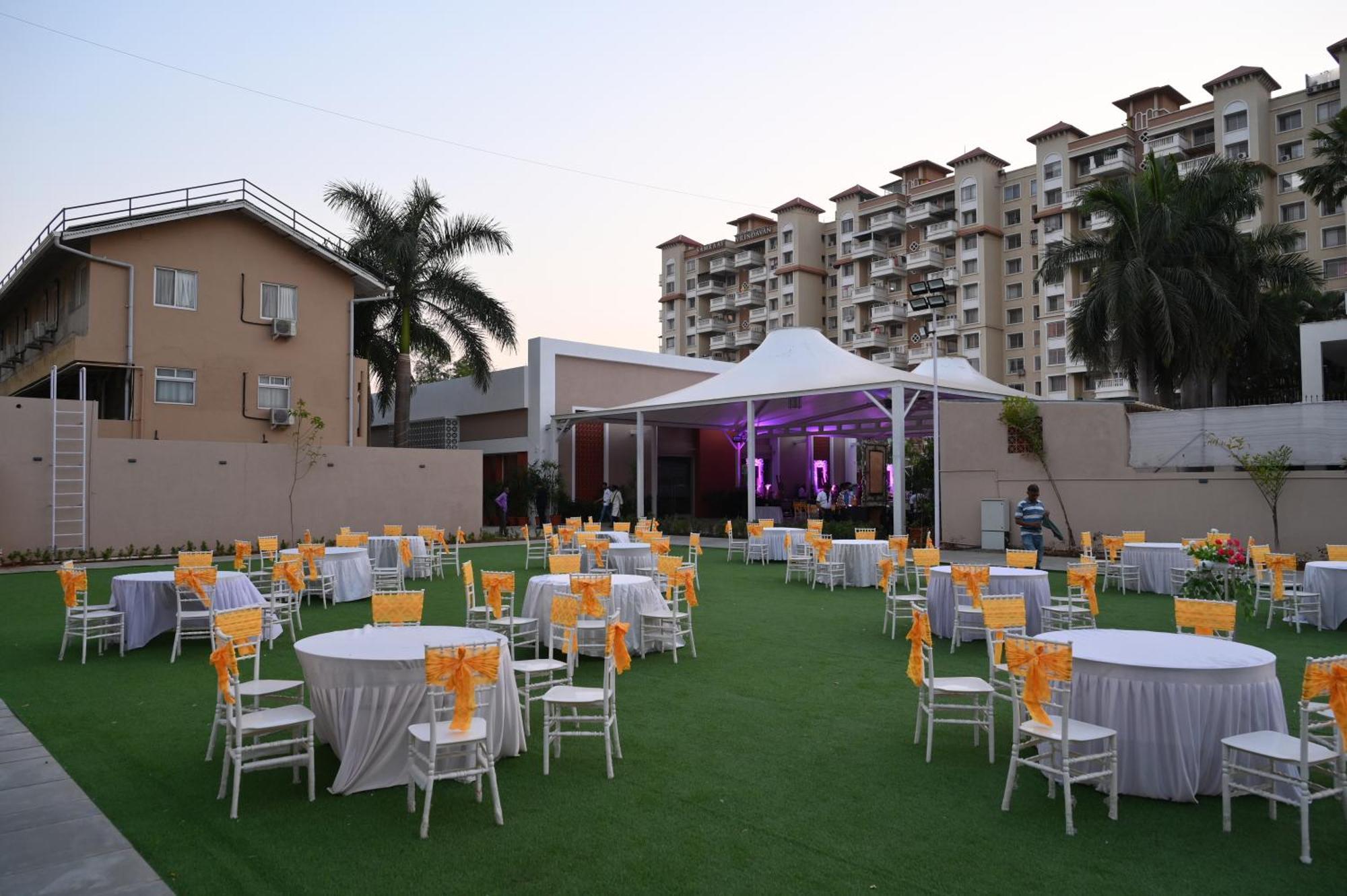 Hotel Haldi Nashik Exteriör bild