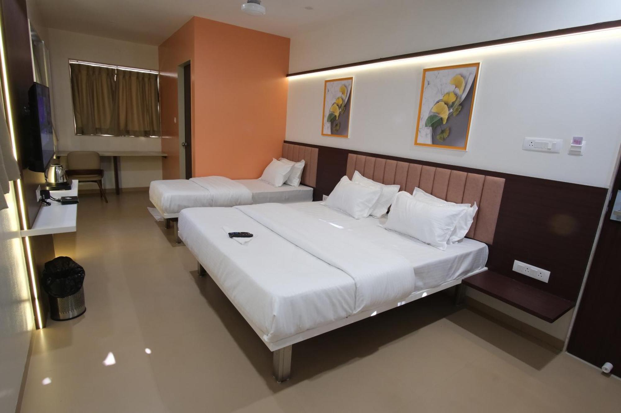 Hotel Haldi Nashik Exteriör bild