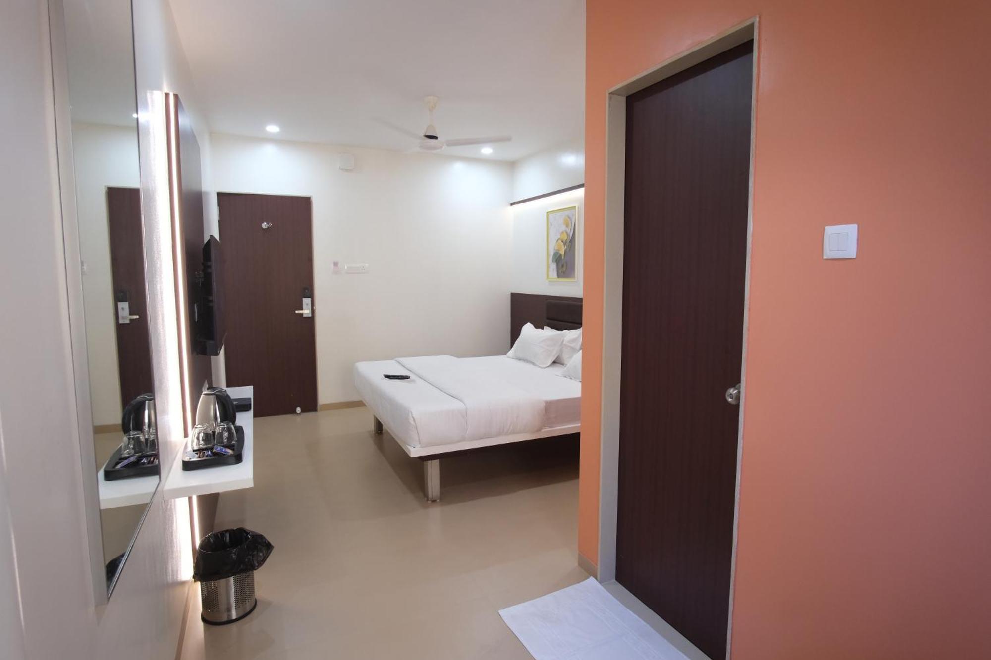 Hotel Haldi Nashik Exteriör bild