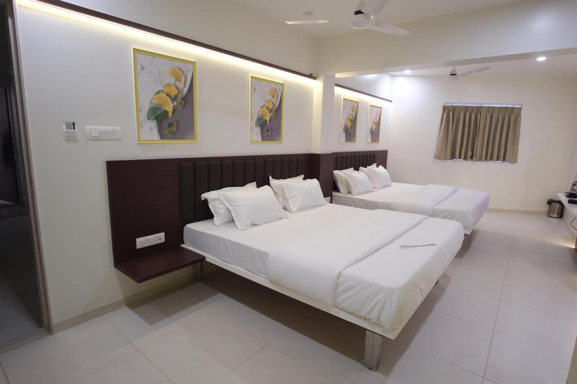 Hotel Haldi Nashik Exteriör bild