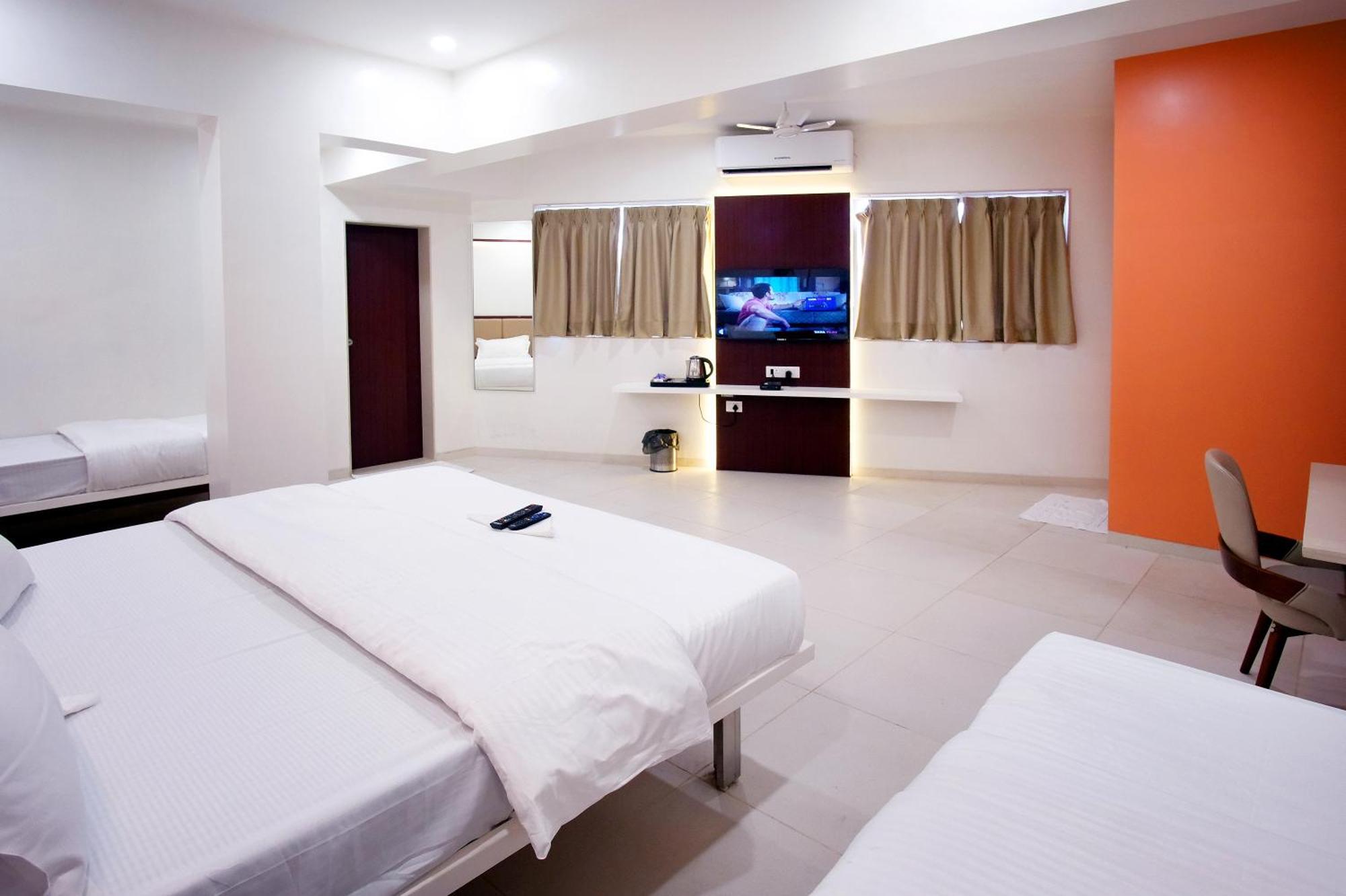Hotel Haldi Nashik Exteriör bild