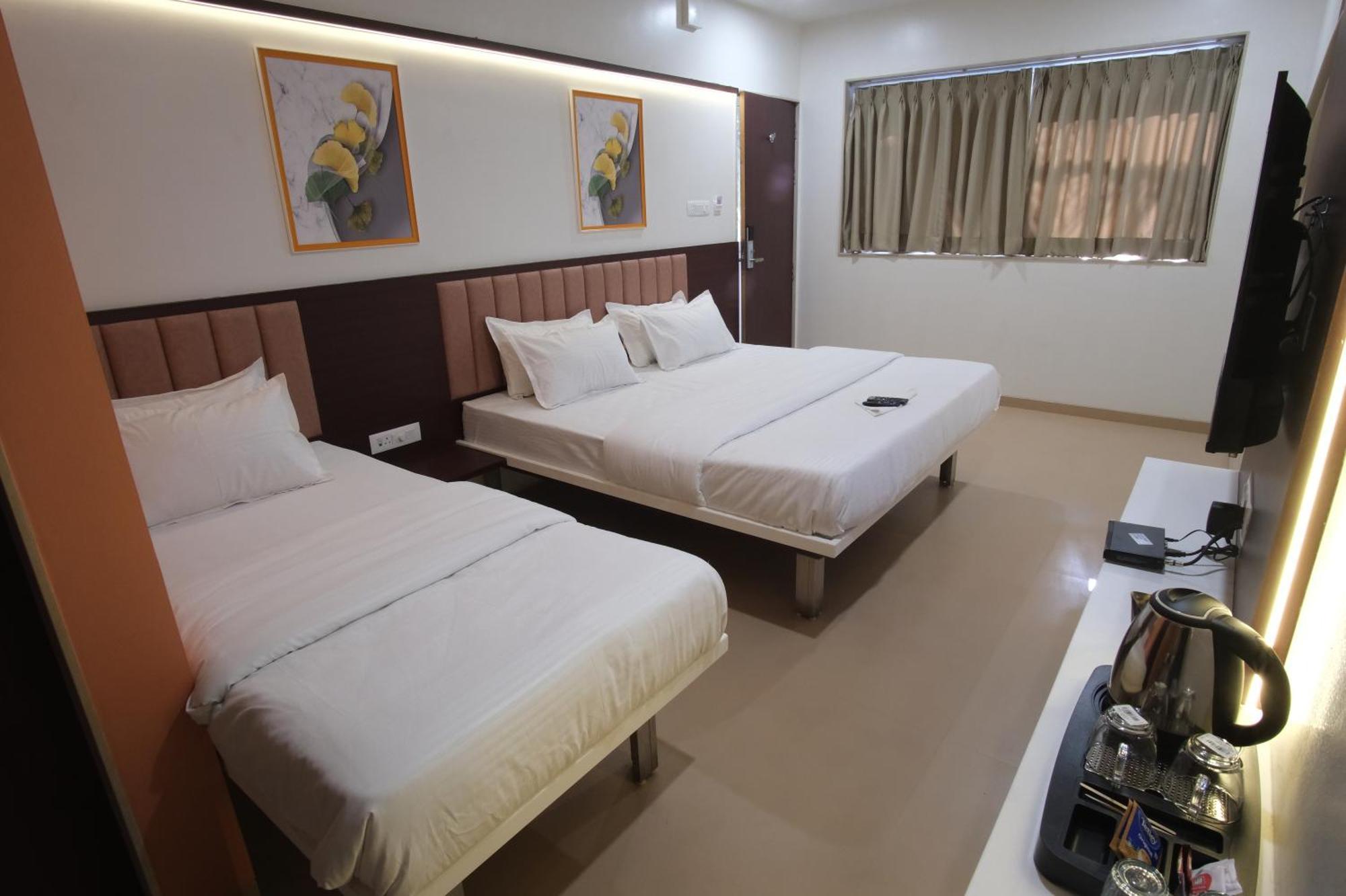 Hotel Haldi Nashik Exteriör bild