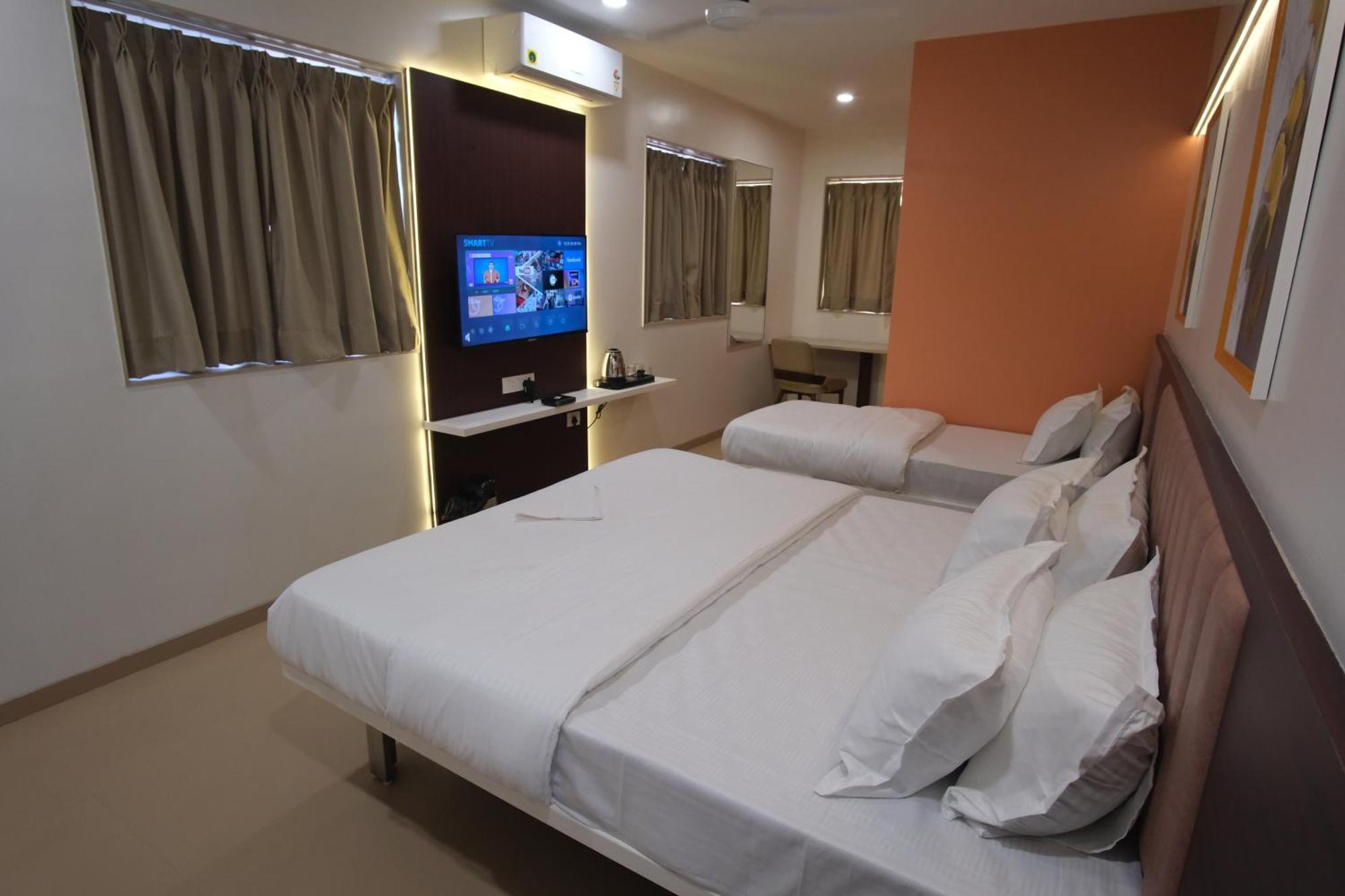 Hotel Haldi Nashik Exteriör bild