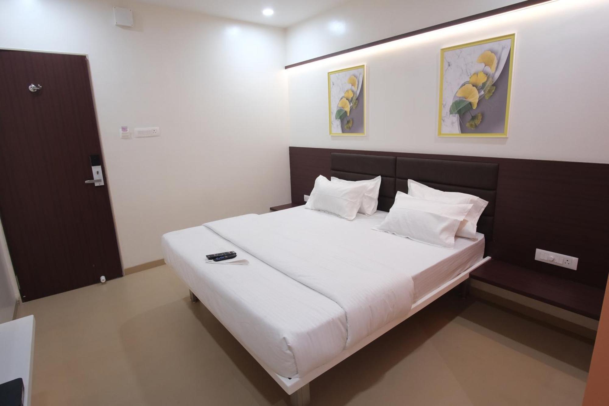 Hotel Haldi Nashik Exteriör bild