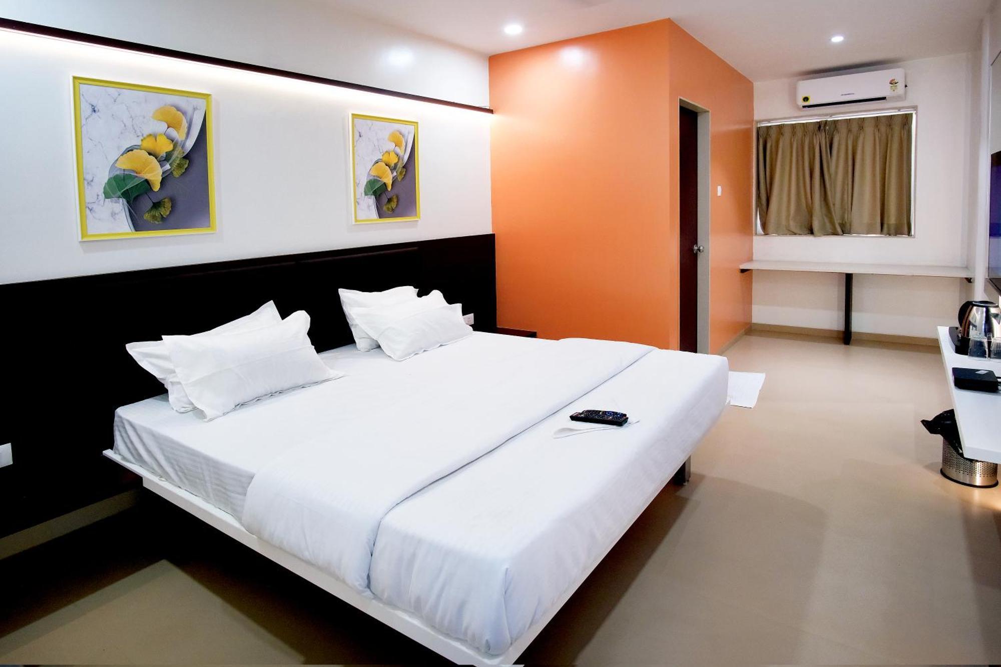 Hotel Haldi Nashik Exteriör bild