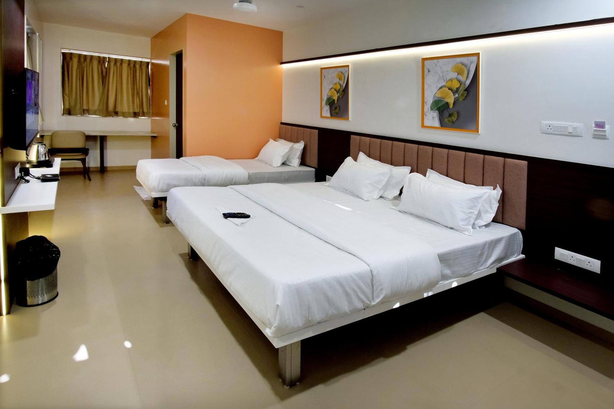 Hotel Haldi Nashik Exteriör bild