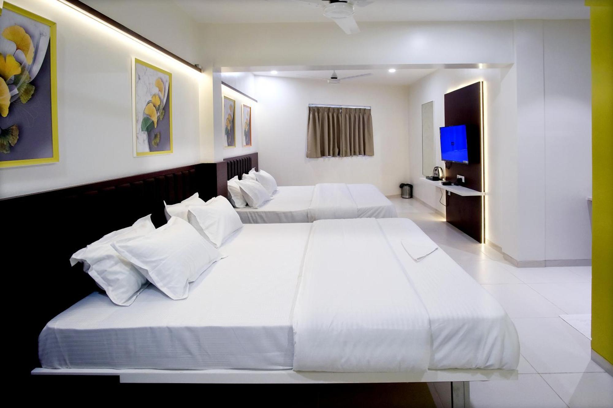 Hotel Haldi Nashik Exteriör bild
