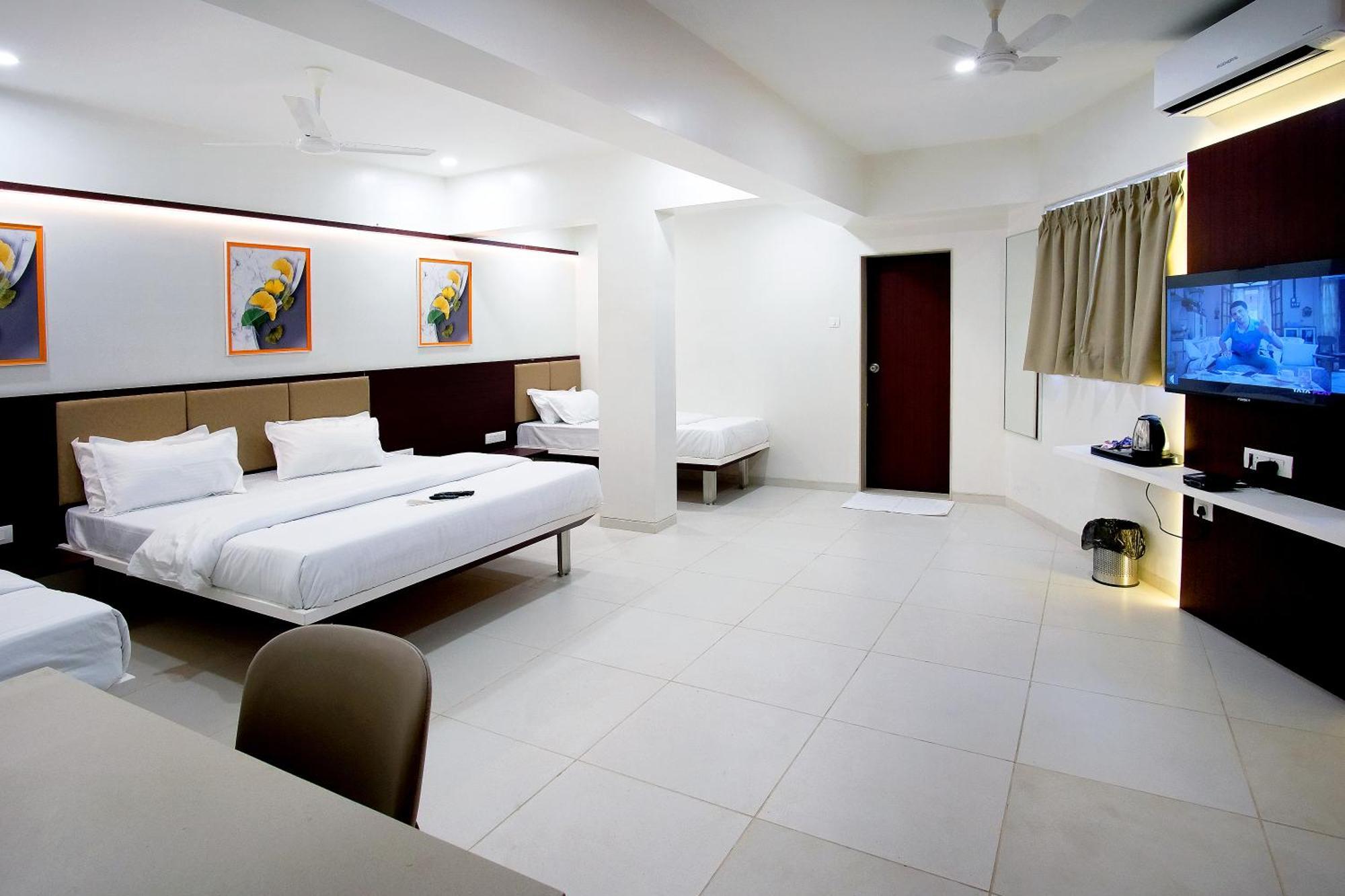Hotel Haldi Nashik Exteriör bild